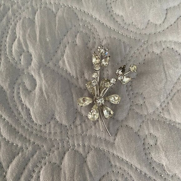 Jewelry - Delicate Vintage Silver Tone and Rhinestone Flower pin